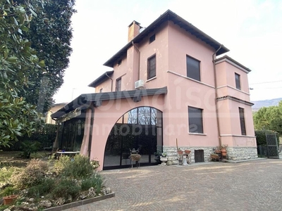 villa in vendita a Gavirate