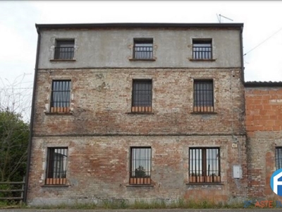 Abitazione su 3 piani con garage e cortile in Reggiolo