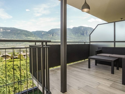 Appartamento 'Bacchushof Cabernet' con vista sulle montagne, balcone e piscina condivisa