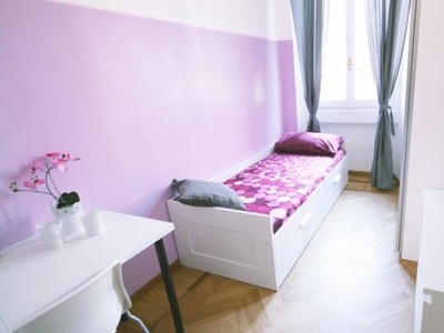 Camera in affitto in appartamento con 6 camere da letto a Milano