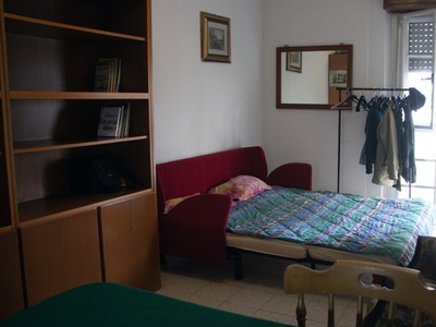 Camera in appartamento con 5 camere da letto e balcone a Laurentina, Roma