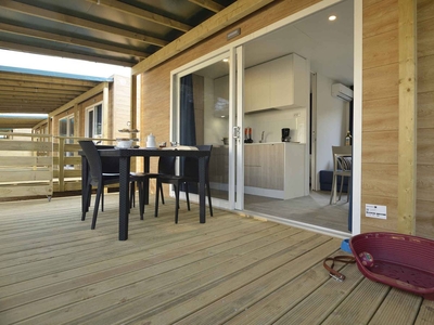Casa mobile con terrazza, piscina e aria condizionata