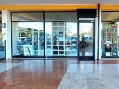 Negozio/Locale commerciale in Vendita in Viale Francesco Agello a Desenzano del Garda
