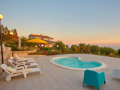 Villa con 2 stanze con vista mare, piscina privata e giardino recintato a Favara
