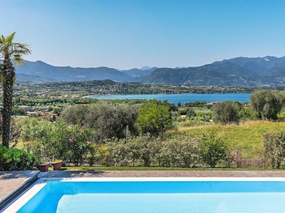 Villa Vittoria con vista lago e piscina by Wonderful Italy