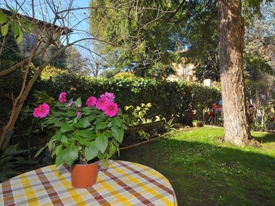 Villa with garden and private parking a stone's throw from the center!