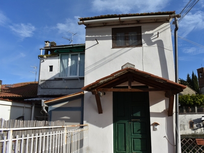 Casa indipendente con terrazzo a Gambassi Terme