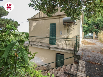 Casa indipendente con terrazzo, Vasto paese