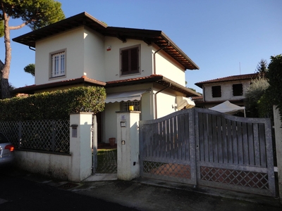 Villa arredata in affitto, Forte dei Marmi centro