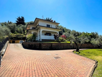 Villa con giardino a Camaiore