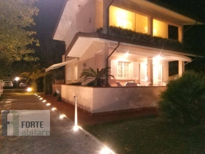 Villa con terrazzo a Forte dei Marmi