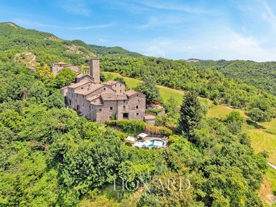 Borgo storico a Urbino in vendita con il castello dove fu deciso l'esilio di Dante
