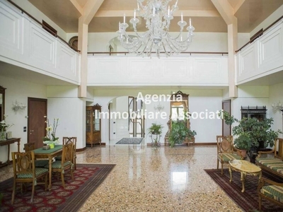Casa di lusso di 385 mq in vendita Bassano del Grappa, Veneto