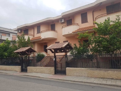 Casa Semi Indipendente in Vendita a Reggio Calabria, 435'000€, 500 m², con Box