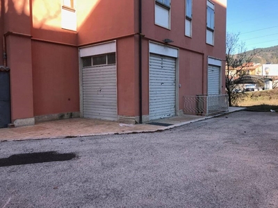 Immobile commerciale in Affitto a L'Aquila, zona Torrione, 1'000€, 120 m²