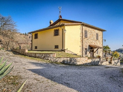 Lussuoso casale in vendita Montone, Umbria