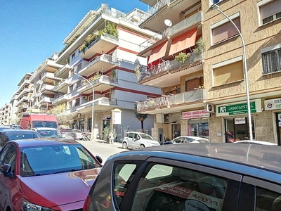 Negozio in Affitto a Roma, 2'100€, 50 m²