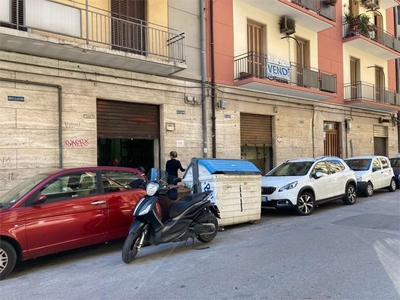 Negozio in vendita a Bari via f. Lattanzio