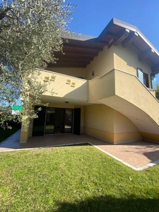 Prestigiosa villa di 270 mq in vendita Via Guido Zadei, Desenzano del Garda, Lombardia