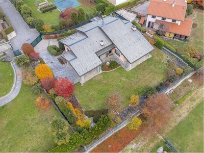 Prestigiosa villa di 377 mq in vendita via Cantù, Montorfano, Lombardia