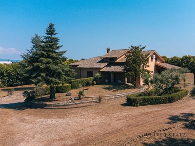 Prestigiosa villa di 450 mq in vendita, Via Tarquinia, Tuscania, Lazio