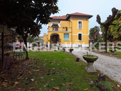 Prestigiosa villa di 457 mq in vendita, Via Francesco Daverio, Varese, Lombardia