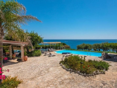 Prestigiosa villa di 500 mq in vendita, Litoranea Santa Cesarea, Castro, Provincia di Lecce, Puglia
