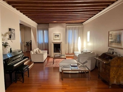 Prestigioso appartamento in vendita via Contrà Porti, Vicenza, Veneto