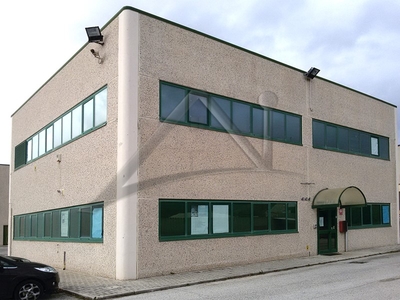 Ufficio in Affitto a L'Aquila, zona Bazzano, 640 m²