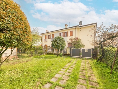 Villa bifamiliare in Vendita a Treviso, zona Fuori Mura, 260'000€, 290 m²