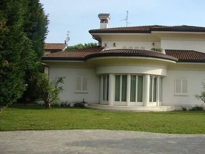 Villa di 900 mq in vendita Via Ugo La Malfa, Agrate Brianza, Lombardia