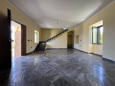 Villa in Vendita a Catanzaro, zona Siano, 260'000€, 338 m²