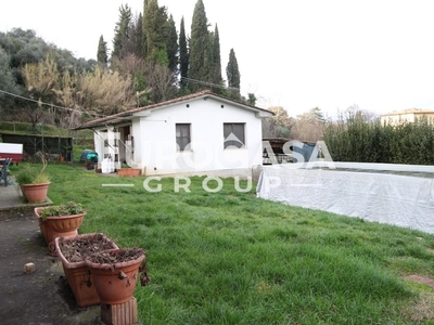 Villa in Vendita a Lucca, zona Gattaiola, 590'000€, 355 m²