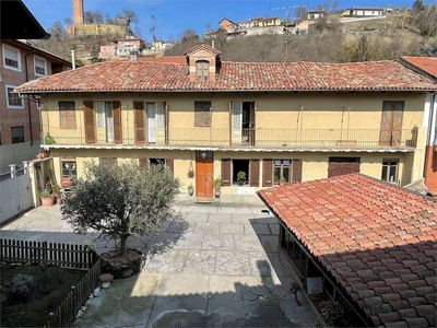 Casa centro paese con cortile privato