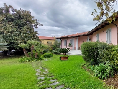 Villa con giardino in via morucciola 23bis, Ortonovo