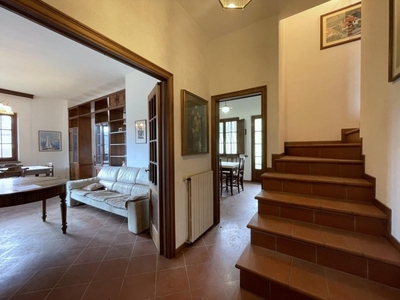Villa in vendita a Camaiore via Piave,