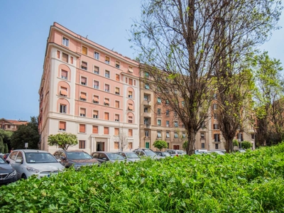 Appartamento in signorile palazzo d'epoca, piazza dei Prati degli Strozzi, Roma