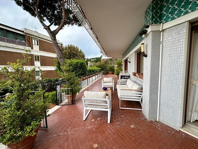 Appartamento in Vendita a Napoli, zona Posillipo, 1'550'000€, 210 m²