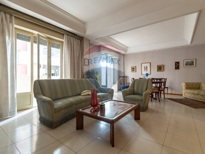 Appartamento in Vendita a Palermo, zona Notarbartolo, 295'000€, 219 m²