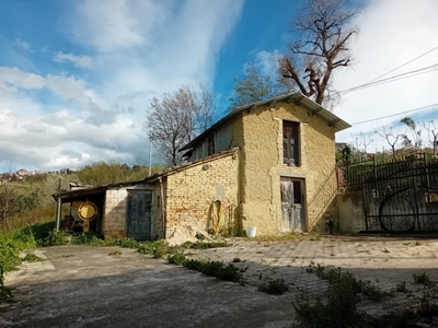 Casa Indipendente in Vendita a Chieti, 70'000€, 115 m², con Box