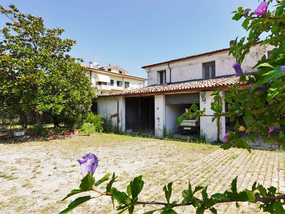 Casa semi indipendente abitabile in zona Capanni - Savignano Mare a Savignano Sul Rubicone
