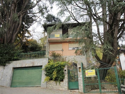 Casa singola in Viale Xxv Aprile in zona Precollina a Torino