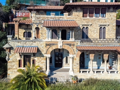 Elegante villa in vendita con parco e campo da tennis nel cuore di uno dei quartieri più eleganti di Genova