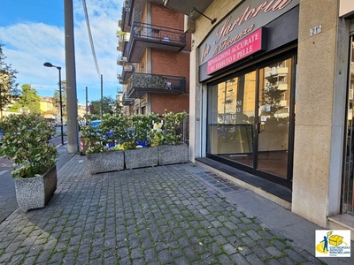 Immobile commerciale in Affitto a Parma, zona Barilla Center - V.le Fratti, 800€, 50 m²
