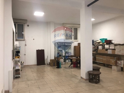 Immobile commerciale in Affitto a Perugia, zona Filosofi, 850€, 90 m²