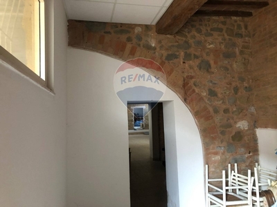 Immobile commerciale in Affitto a Perugia, zona Ponte Felcino, 800€, 183 m²