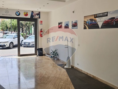 Immobile commerciale in Vendita a Salerno, zona TORRIONE, 157'700€, 50 m²