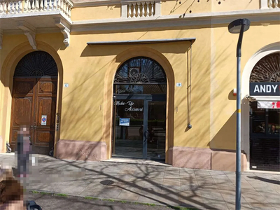 Largo Garibaldi negozio con vetrina