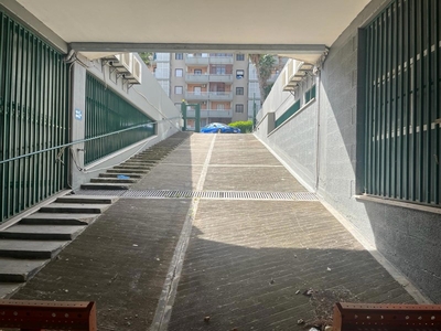 Magazzino in Affitto a Bari, 2'500€, 700 m²