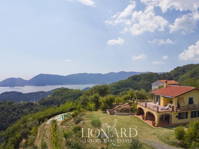 Meravigliosa villa in vendita con vista mare in Liguria